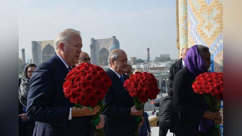 Изрображение 'ЗАМЕСТИТЕЛЬ ГОССЕКРЕТАРЯ США ВОЗЛОЖИЛ ЦВЕТЫ К МОГИЛЕ ПЕРВОГО ПРЕЗИДЕНТА УЗБЕКИСТАНА'
