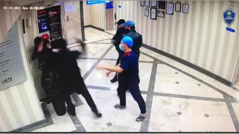 Изрображение 'Посетители клиники в Ташкенте поколотили охранника за отказ в допуске в палату пациента'