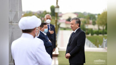 Изрображение 'Шавкат Мирзиёев посетил сквер "Шахидлар хотираси" (фото)'