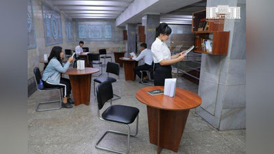 Изрображение 'На переходе между ветками ташкентского метро можно почитать книжку'