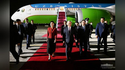 Изрображение 'Фото: Лидера Узбекистана с супругой встречают в аэропорту китайского Сианя'