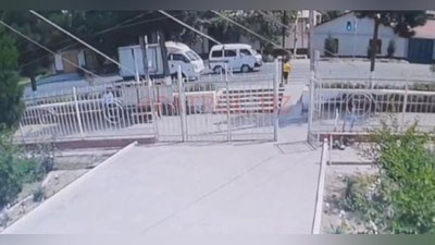 Изрображение 'В Асаке водитель проигнорировал светофор и сбил на переходе ребенка (видео, 18+)'