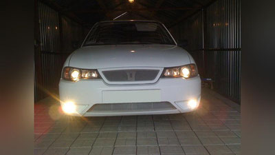 Изрображение 'ТРАНСПОРТНЫЕ СРЕДСТВА ОБЯЗАЛИ ПЕРЕДВИГАТЬСЯ ДНЕМ С ВКЛЮЧЕННЫМИ ФАРАМИ'