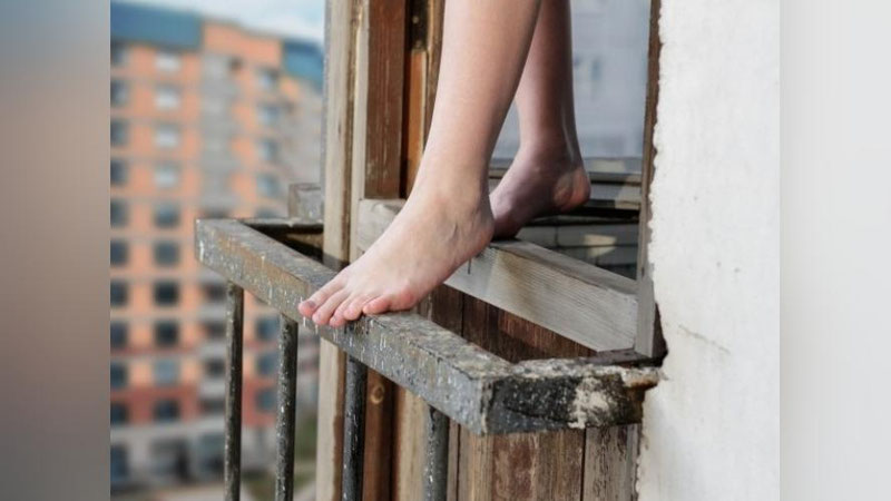 Изрображение 'В Нукусе 27-летняя женщина погибла, выпав из окна 4-го этажа'