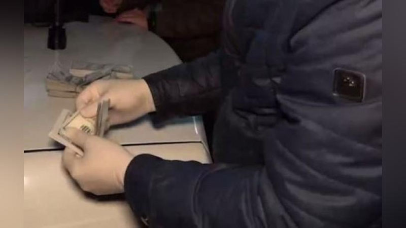 Изрображение 'Работник аэропорта "Ташкент" запросил $2000 за должность диспетчера'