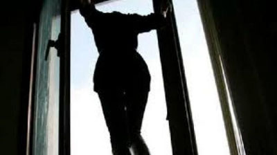 Изрображение 'Стали известны подробности о падении девушки с третьего этажа в Ташкенте'