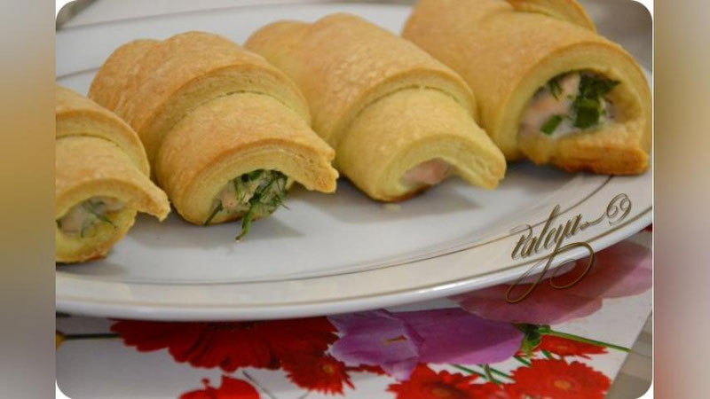 Изрображение 'ПЕСОЧНЫЕ РОГАЛИКИ С МЯСНОЙ НАЧИНКОЙ'