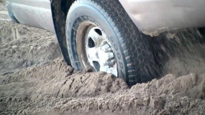 Изрображение 'В Навоийской области угонщик "Ласетти" завяз в песке в пустыне и не смог скрыться'