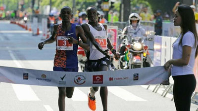 Изрображение 'Кенийский бегун неожиданно для соперника финишировал первым (видео)'