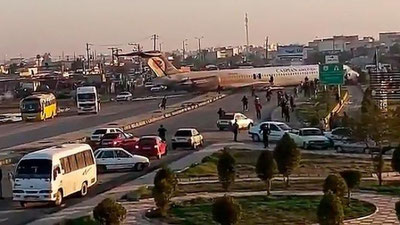 Изрображение 'В Иране самолет с пассажирами выкатился на городскую улицу (видео)'