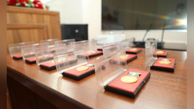 Изрображение 'Около 7 тысяч выпускников школ награждены золотыми и серебряными медалями'