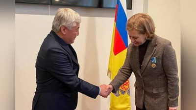 Изрображение 'Министр здравоохранения Узбекистана вручил главе Роспотребнадзора нагрудный знак'