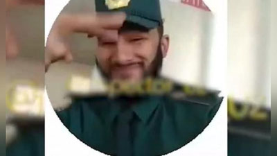 Изрображение 'Парикмахер покрасовался перед камерой в форменной одежде ОВД и попал под арест'