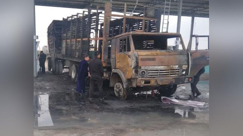 Изрображение 'В Кашкадарье на заправке сгорел грузовик с прицепом (видео)'