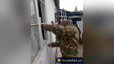 Изрображение 'Фото: военнослужащие приводят в порядок дома, пострадавшие от взрыва в Сырдарье'