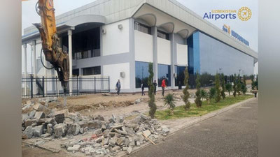 Изрображение 'В Uzbekistan Aiports объяснили, почему пассажиры в Карши получали багаж с грузовика (видео)'