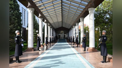 'Yangi tayinlangan elchilar Prezidentga ishonch yorliqlarini topshirishmoqda'ning rasmi