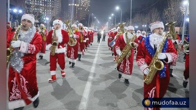 Изрображение 'Видео: военный оркестр в новогодних нарядах поднимает настроение ташкентцам'