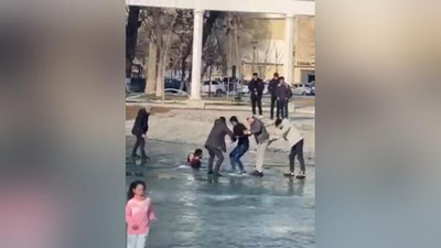 'Samarqandda sirpanchiq uchayotgan yoshlar kutilmaganda muz yorilib, suvga tushib ketishdi(video)'ning rasmi