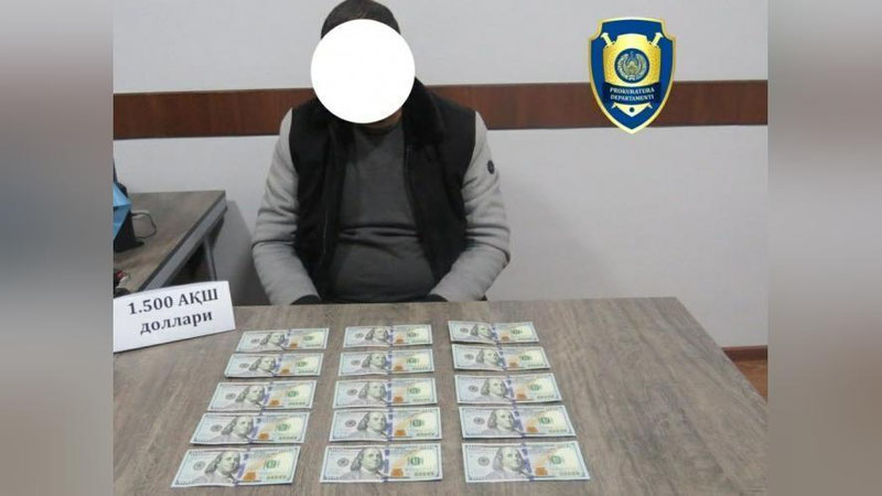 'Jizzaxda fuqaro sudda engilroq jazo tayinlatib berish uchun 2 ming AQSh dollari olayotgan paytda ushlandi'ning rasmi