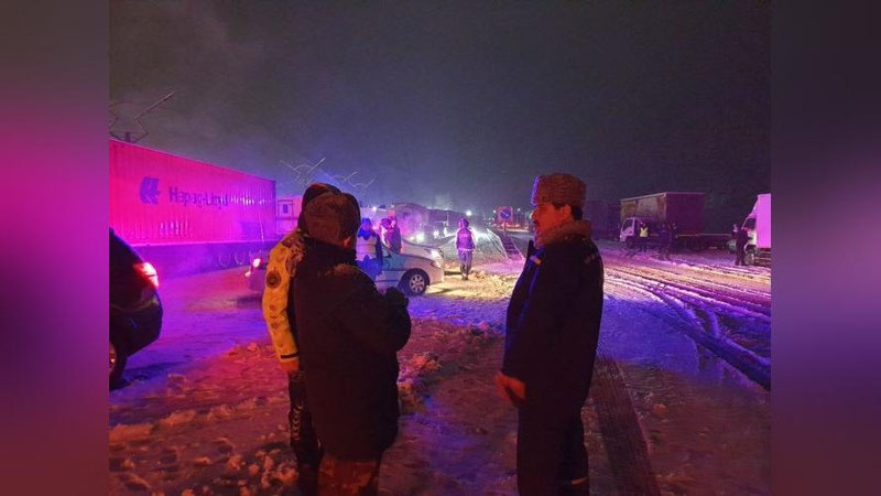 'Qamchiq dovonida qor ko`chkisi sodir bo`ldi, yo`lda qolib ketganlarga yordam berilmoqda'ning rasmi