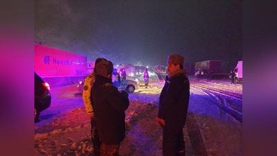 'Qamchiq dovonida qor ko`chkisi sodir bo`ldi, yo`lda qolib ketganlarga yordam berilmoqda'ning rasmi