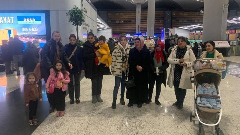'Turkiyadagi zilzila hududida qolib ketgan 12 nafar o`zbekistonlik vatanga qaytarildi'ning rasmi