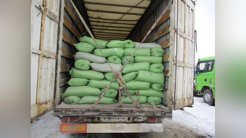 'Rossiyaga olib kirish uchun ortilgan 500 qop nosvoy ortga qaytarib yuborildi'ning rasmi