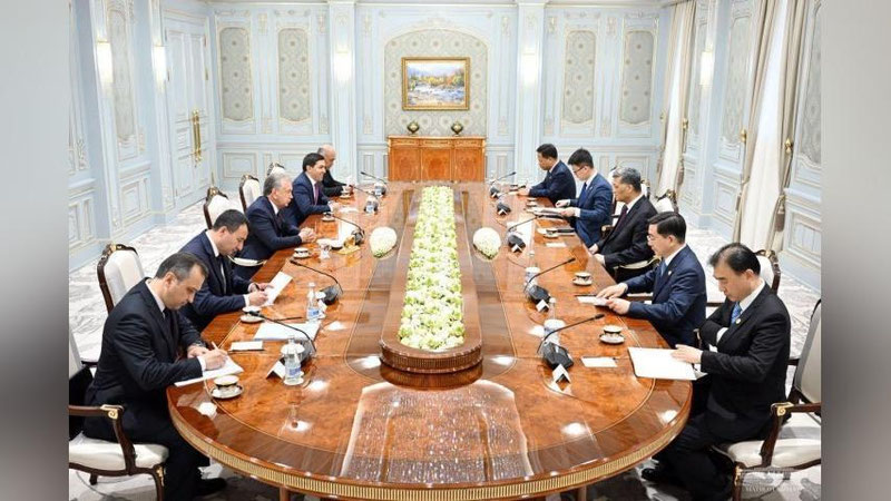 'Ayni daqiqalarda Prezident Xitoy delegasiyasi bilan uchrashuv o`tkazmoqda'ning rasmi