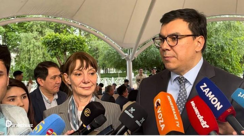 '"Ekologik, atrof-muhit madaniyatimiz rivojlanmaganligi sabab mahalliy aholi ayiqni moshinada urishga harakat qilishdi"'ning rasmi