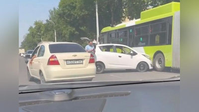 Изрображение 'На улице Шота Руставели в Ташкенте произошло ДТП с участием нового автобуса-гармошки'