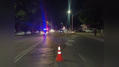 Изрображение 'На Чиланзаре автомобиль упал в яму, раскопанную посреди дороги (видео)'