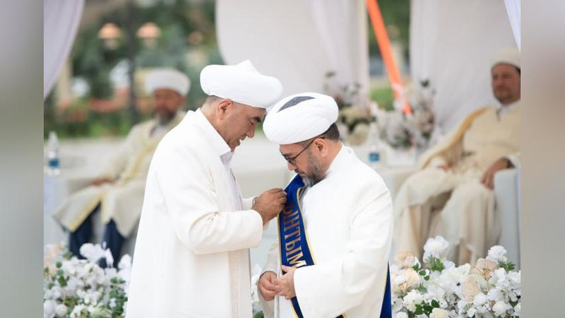 'Muftiy Shayx Nuriddin Xoliqnazar Qirg`izistonning "Birdamlik" medali bilan taqdirlandi'ning rasmi