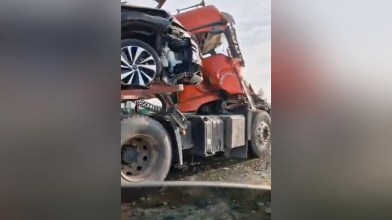 Изрображение 'Под Ферганой столкнулись грузовик и автовоз, перевозящий электромобили (видео)'