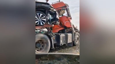 Изрображение 'Под Ферганой столкнулись грузовик и автовоз, перевозящий электромобили (видео)'