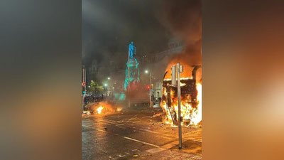 Изрображение 'Анти-мигрантские погромы всю ночь бушевали в Ирландии (видео)'