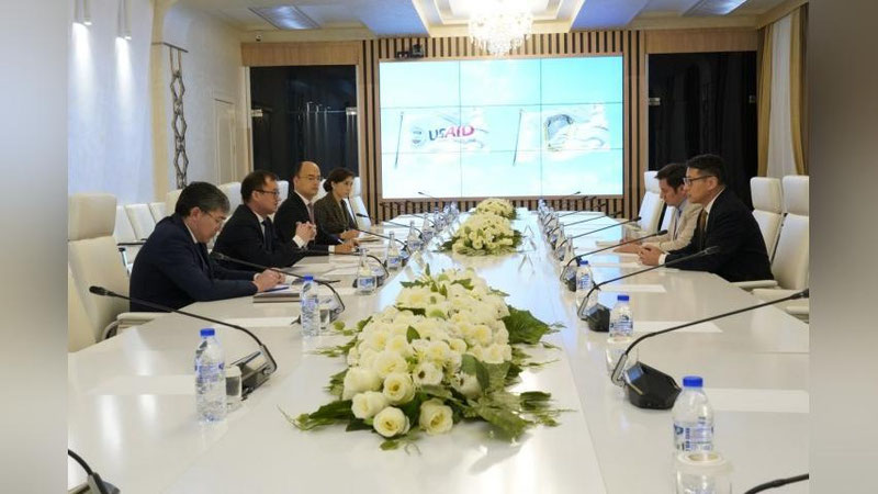 'Adliya vaziri o`rinbosari USAIDning O`zbekistondagi missiyasining yangi tayinlangan direktori bilan uchrashdi'ning rasmi