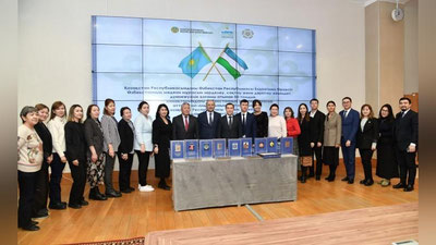 Изрображение 'Национальному музею Казахстана переданы 50 томов серии "Культурное наследие Узбекистана"'