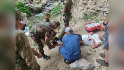 Изрображение 'Спасатели МЧС спустили с гор мужчину, сломавшего ногу (фото)'