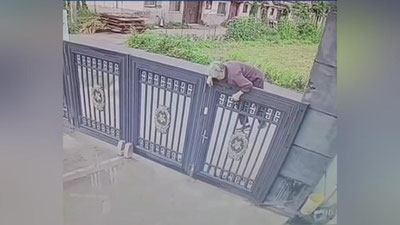 Изрображение 'В Китае 92-летняя пенсионерка перелезла через 2-метровый забор, пытаясь сбежать из дома престарелых'
