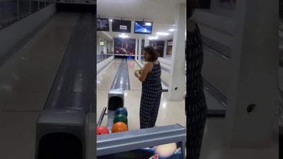 Изрображение 'АМЕРИКАНКА ПОКАЗАЛА, КАК НЕ НАДО ИГРАТЬ В БОУЛИНГ (ВИДЕО)'