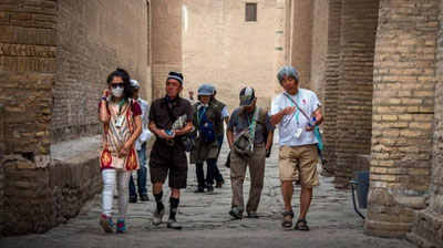 'O`zbekistonga kelgan har bir turist uchun 20 AQSh dollaridan 100 AQSh dollarigacha rag`batlantiruvchi subsidiya ajratiladi'ning rasmi