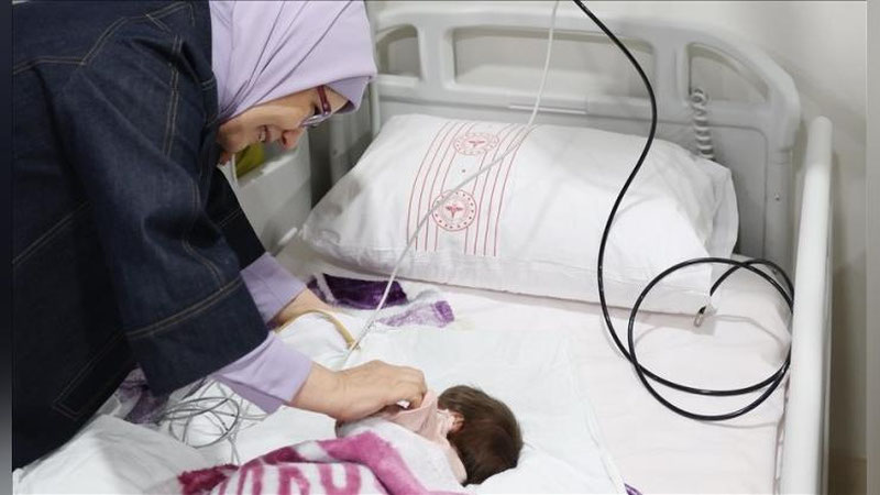 'Zilziladan omon qolgan 16 nafar chaqaloq Turkiya Prezidenti samolyotida Anqaraga olib kelindi'ning rasmi