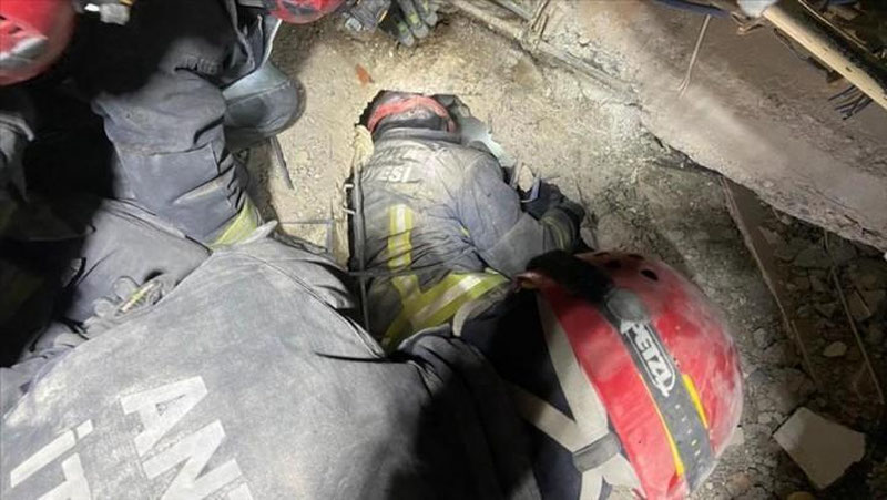 'Turkiyada zilziladan 68 soat o`tib 6 odam tirik topildi, 55 soat o`tib esa qo`lida qushini ham qo`yib yubormagan 13 yoshli bola omon olib chiqildi'ning rasmi