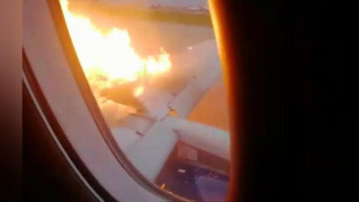 Изрображение 'ГЛАЗАМИ ПАССАЖИРОВ: УЖАСАЮЩЕЕ ВИДЕО ИЗ САЛОНА ГОРЯЩЕГО САМОЛЕТА В МОСКВЕ'