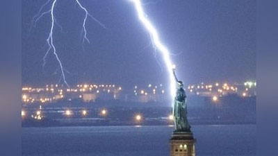 Изрображение 'СТАТУЮ СВОБОДЫ В НЬЮ-ЙОРКЕ ПОРАЗИЛА МОЛНИЯ (ВИДЕО)'