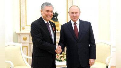 'Vladimir Putin Gurbanguli Berdimuhamedovga IV darajali "Vatan oldidagi xizmatlari uchun" ordenini topshirdi'ning rasmi