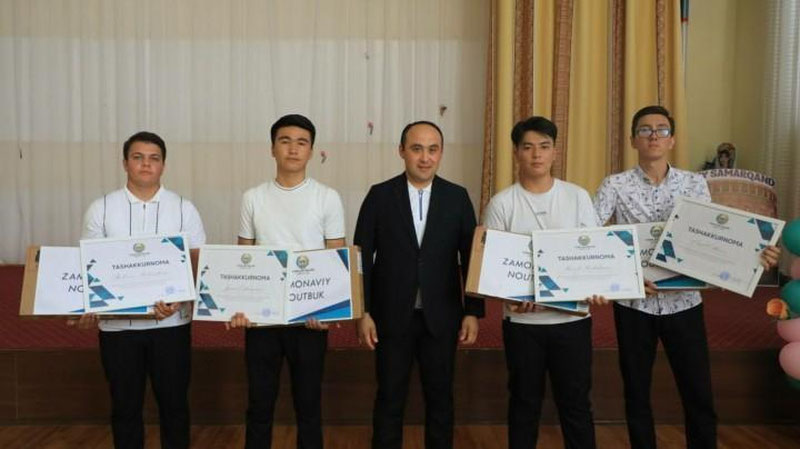 'Samarqandda 4-qavatdan tushib ketgan qizchani qutqarib qolgan yigitlar taqdirlandi'ning rasmi