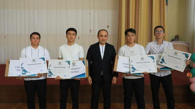 'Samarqandda 4-qavatdan tushib ketgan qizchani qutqarib qolgan yigitlar taqdirlandi'ning rasmi