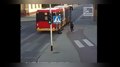 Изрображение 'ДЕВУШКА РАДИ ШУТКИ ТОЛКНУЛА ПОДРУГУ ПОД КОЛЕСА АВТОБУСА (ВИДЕО)'